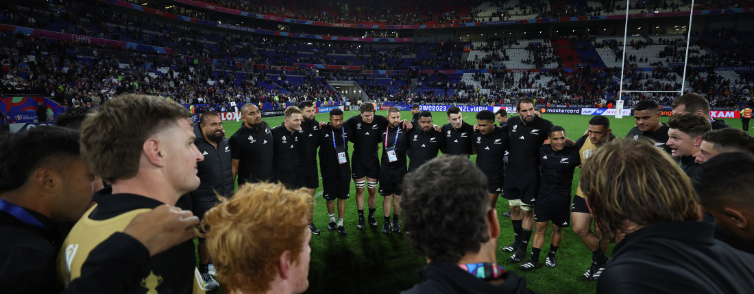 All Blacks huddle v3